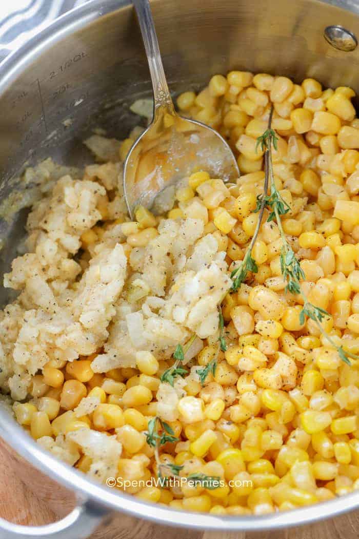 jagung dalam pot dengan sendok