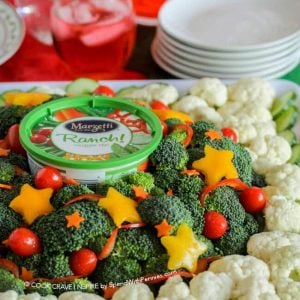 A Veggie Dip shaped like a wreath