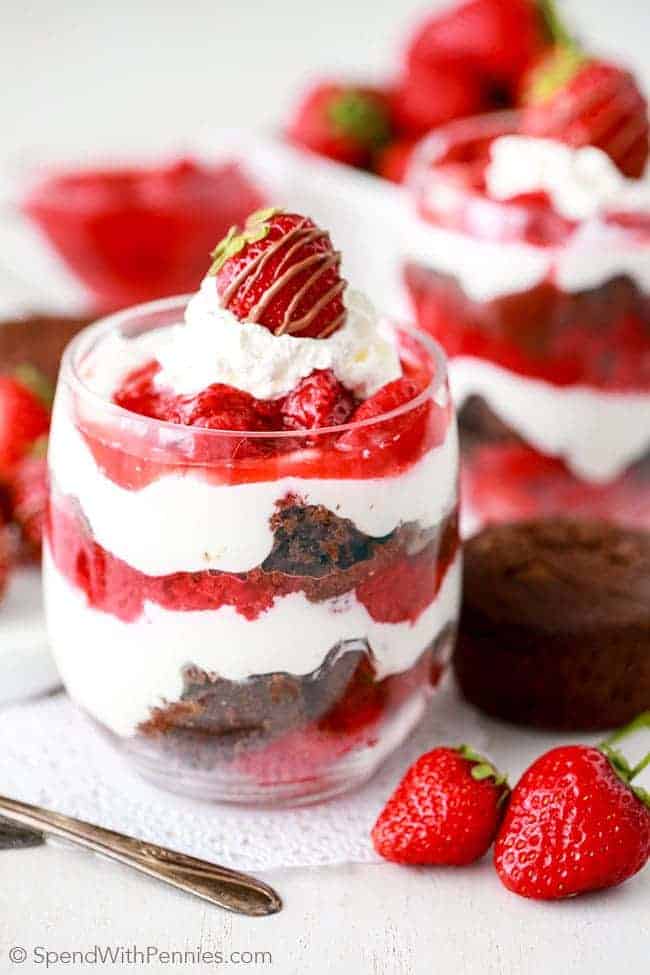strawberry chocolate breakfast parfaits