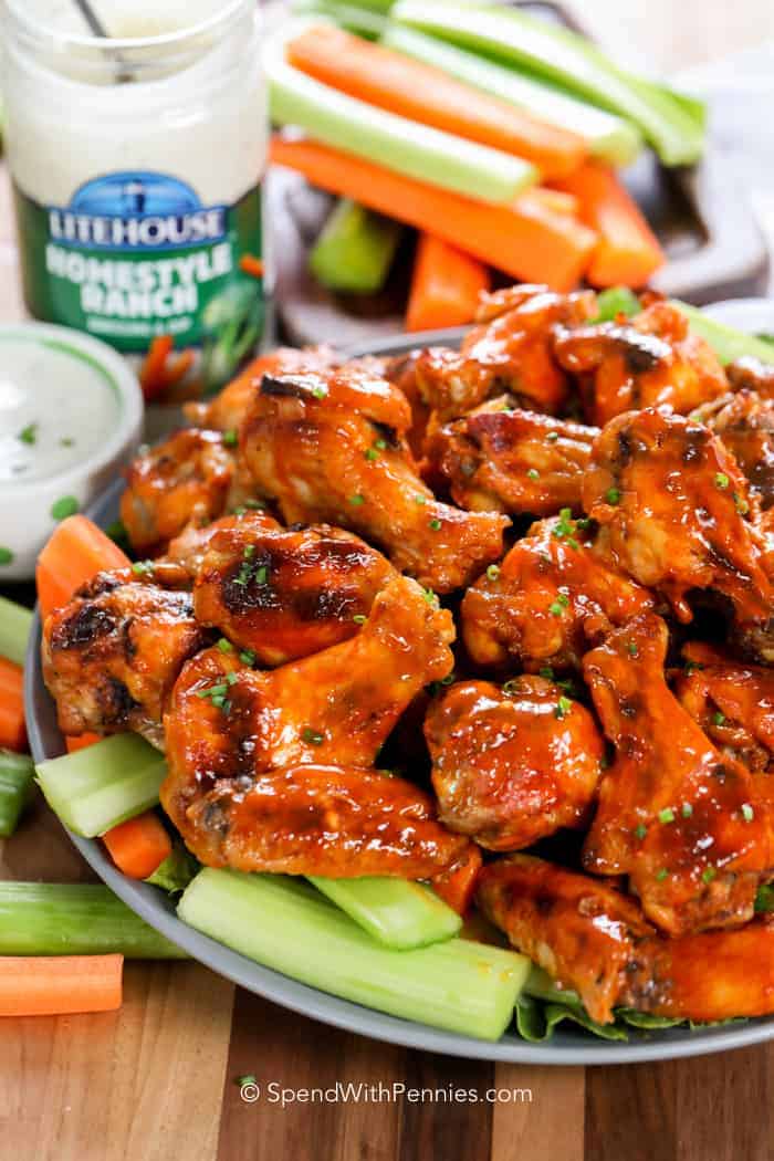 Crock Pot Chicken Wings op een bord met selderij en wortels