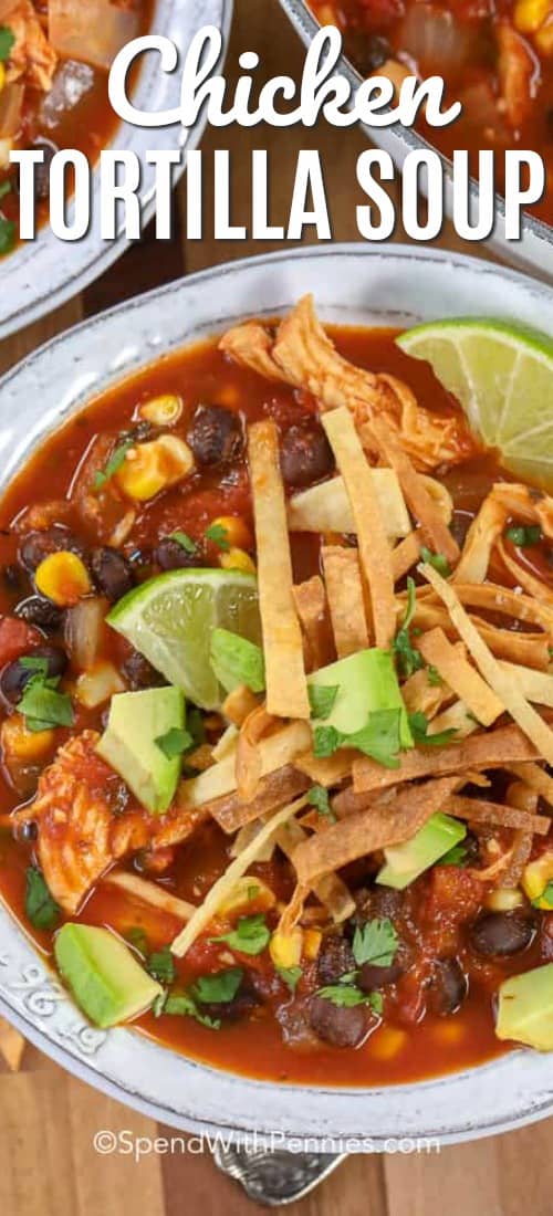 Sopa de tortilla de pollo en un bol con texto