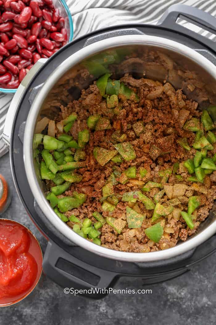 Making peppers in a quick-soluble cooker is like magic-throwing the ingredients, pressing a few buttons, and soon, you have a delicious, rich meal, which can warm from the inside out. This is so simple. Even if you are not a kitchen professionals, you will feel like cooking superheroes! #Instantpotchili #Chili #Recipe #Spendwithpennies The raw material of the quick -soluble cooker pepper