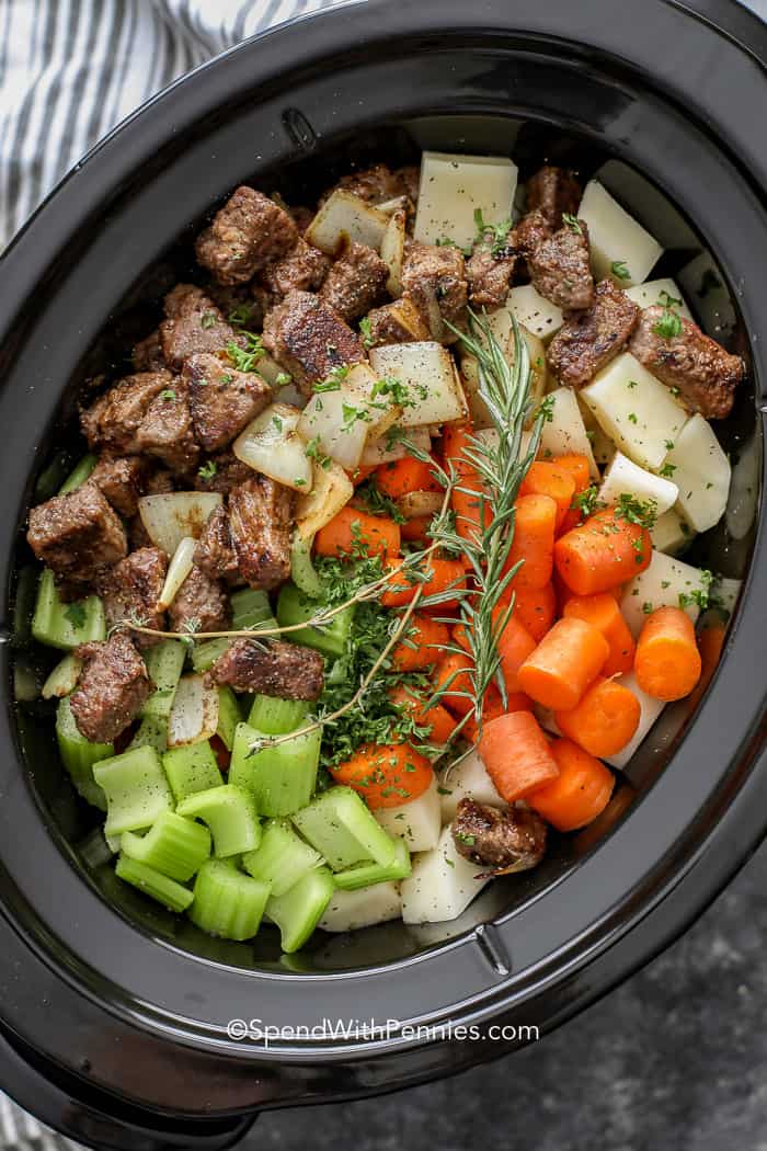 Die Zubereitung von Crockpot-Rindfleischeintopf ist dank des Slow Cookers super einfach. Mit Rindfleischstücken, herzhaftem Gemüse und Kartoffeln in einer reichhaltigen und würzigen Sauce ist dieser Rindfleischeintopf eine super sättigende Mahlzeit. CrockPot Beef Stew ist eines unserer beliebtesten One-Pot-Gerichte aller Zeiten! #crockpotbeefstew #slowcookerbeefstew #eintopf #spendwithpennies Zutaten für Crock Pot Beef Stew fertig zum Kochen im Slow Cooker