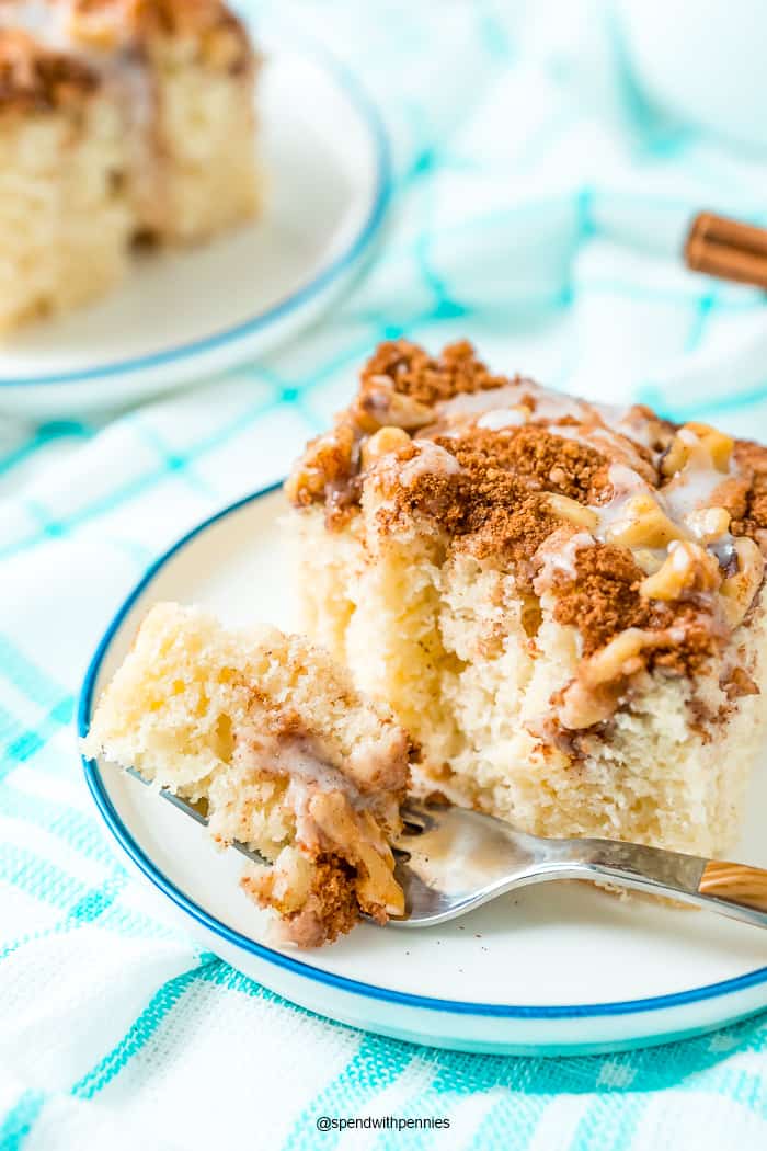 デザートプレートに乗せたコーヒーケーキに、一口サイズのフォークを添えて隣に座らせる