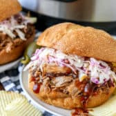 Instant Pot Pulled Pork in einem Sandwich auf einem Teller