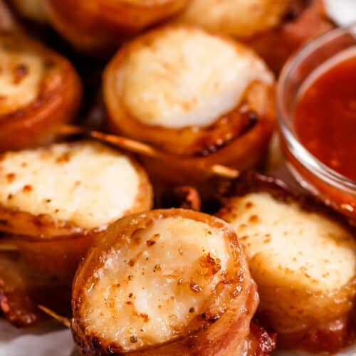 close up of Air fryer bacon wrapped scallops with dipping sauce