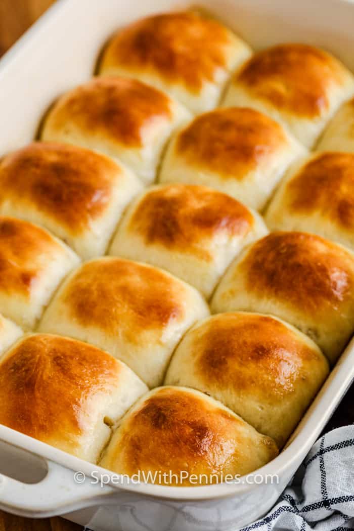 gekookte dinerbroodjes in de schaal