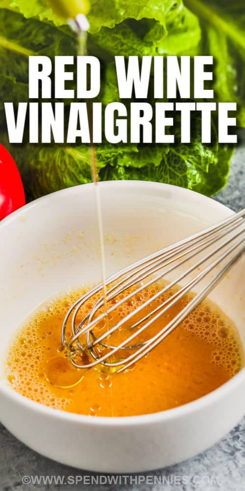 Gör detta enkla rödvinsvinägrettdressingrecept med bara några enkla ingredienser som de flesta kök redan har till hands i kylskåpet och skafferiet. Syrlig, ljus och lite söt, den är perfekt som köttmarinad eller att ringla över rostade grönsaker eller sallad. Så många användningsområden för denna enkla klassiska vinägrett. #rödvinvinaigrette #dressingrecept #hemlagaddressing #spendwithpennies processen att lägga till ingredienser för att göra rödvinsvinägrett i en skål med en titel