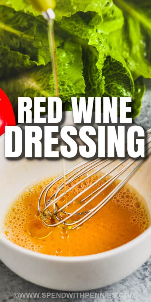 Varje hemkock behöver en kopia av detta rödvinsvinägrettrecept för alla dessa klassiska salladsrecept och till och med för en perfekt köttmarinad. Gör en sats att ha till hands i kylen för en snabb sommarpastasallad, eller att ringla över rostat kött och grönsaker för en extra smak. #rödvinvinaigrette #dressingrecept #hemlagaddressing #spendwithpennies skål med rödvinsvinägrett med skrift