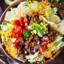 pläterad tacosallad med ingredienser runt omkring