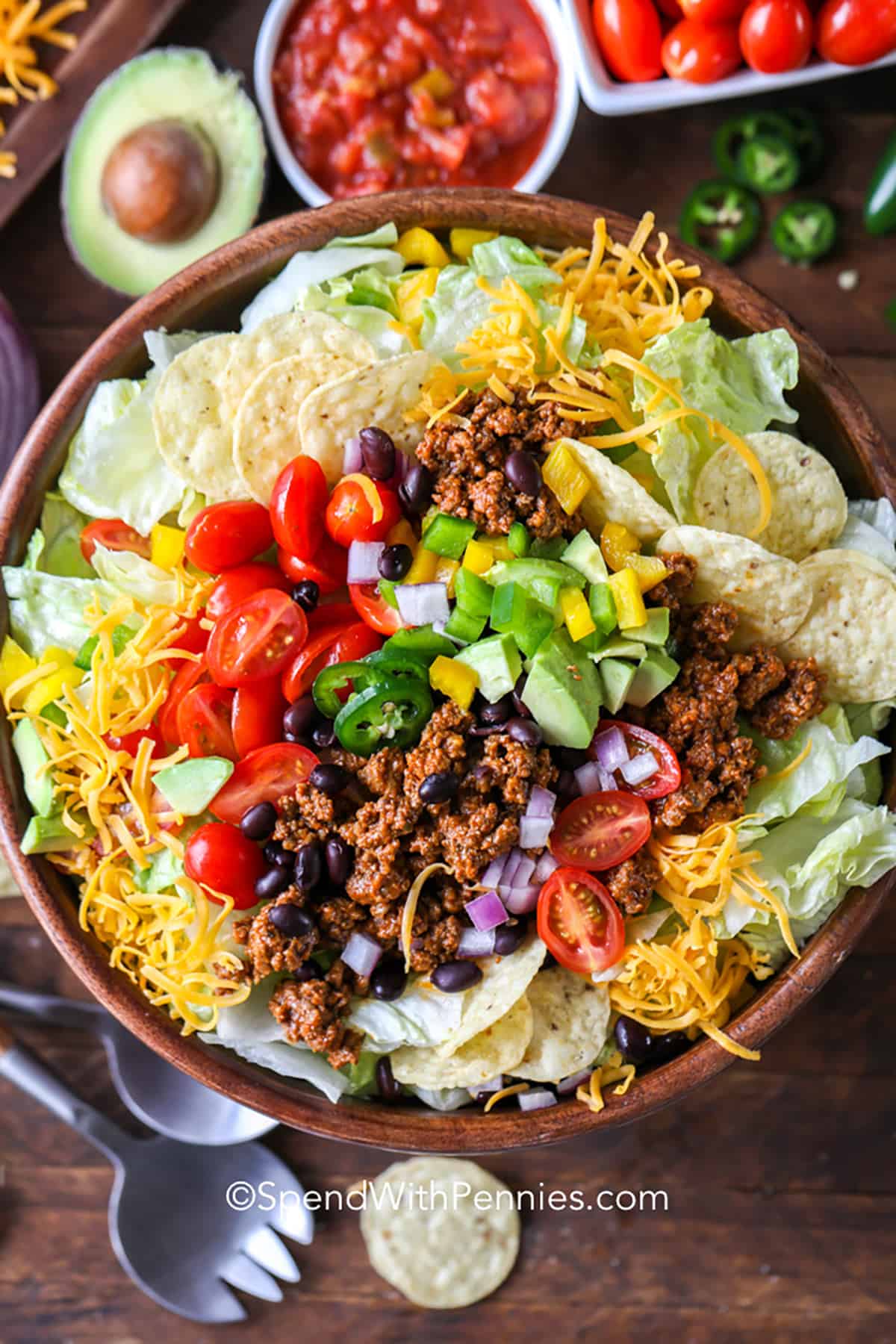 pläterad tacosallad med ingredienser runt omkring