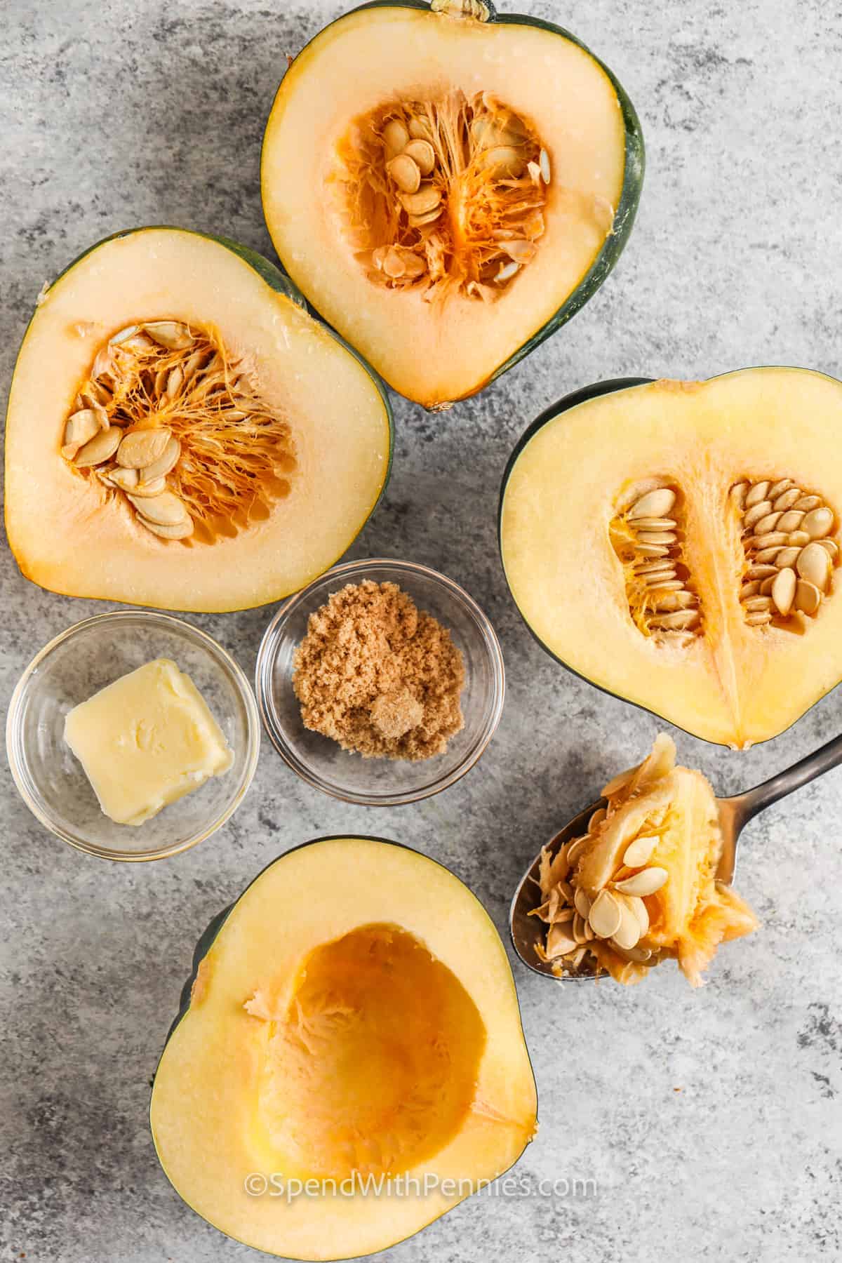 Familjen kommer att älska detta söta och krämiga air fryer ekollon squash recept. Det är så enkelt att tillaga denna ekollonsquash som tillbehör. Dela squashen på mitten, pensla med olja och koka upp. Bestryk sedan med smör, farinsocker och kanel och rosta igen i airfryern. Det tar inte lång tid att tillaga denna hälsosamma grönsak i airfryern och resultatet är fantastiskt! #airfryeracornsquash #acornsquashintheairfryer #acornsquash #spendwithpennies ösa ut frön från squash för att göra Air Fryer Acorn Squash