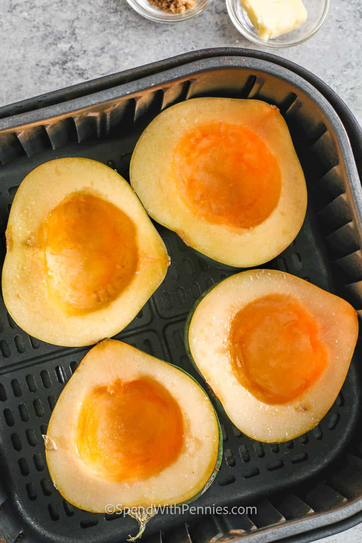 squash i en fritös för att göra Air Fryer Acorn Squash