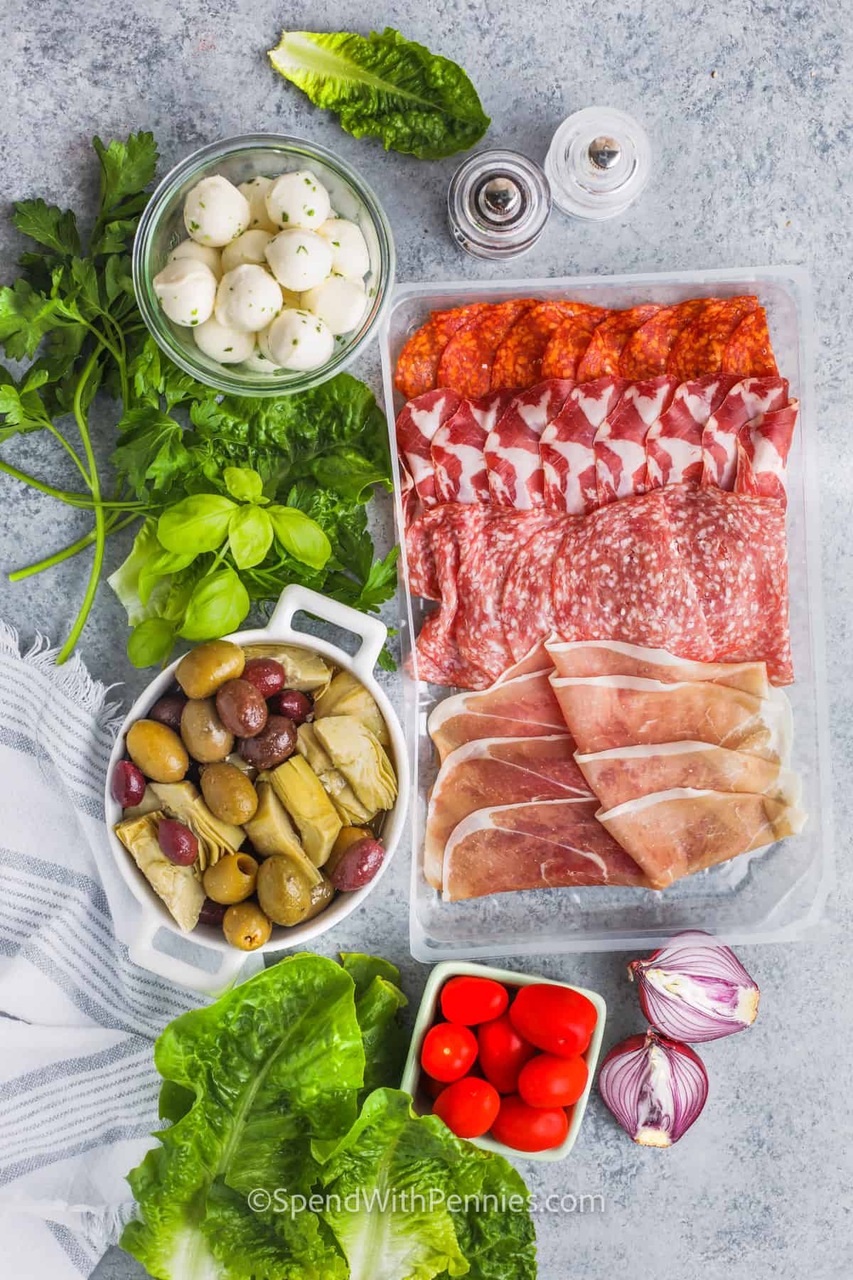 En enkel antipastosallad är precis vad som behövs till menyn ikväll. Sommaren är tiden för enkla måltider som kalla och syrliga sallader. Tomater är så läckra när de serveras med en syrlig dressing och lite extra grönsaker som romaine och rödlök. Tillsätt mycket mozzarellaost, lite kall salami och blandade oliver! #antipastosalad #lättrecept #hälsosamt recept #spenderamedpennies ingredienser för att göra Antipasto sallad