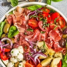 Antipasto sallad ingredienser i en skål
