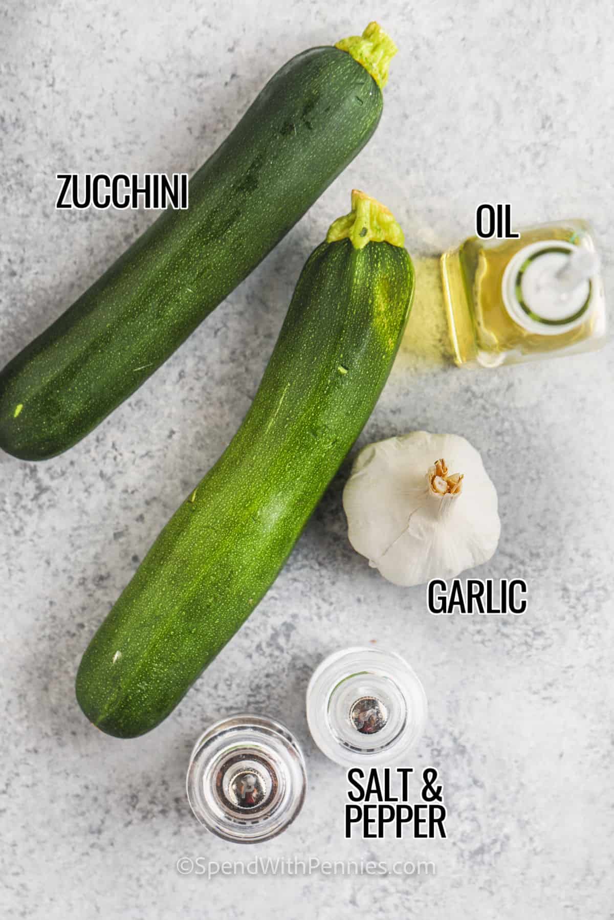 zucchini, olja, vitlök och salt och peppar för att göra sauterad zucchini med etiketter