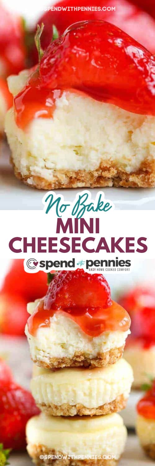 Det finns så mycket att älska med detta mini cheesecake-recept. Det kommer att vara svårt att motstå att bara äta en av dessa mini cheesecakes. Tillverkad med en smulad vaniljrånskorpa och en fyllning gjord med lite färskost, strösocker, ägg och citronsaft går denna efterrätt ihop så enkelt. Toppa den med körsbärspajfyllning, chokladsås eller lite pumpapuré för den sista touchen. #minicheesecakes #minicheesecake #minicheesecakerecept #spendwithpennies stack av mini cheesecakes och närbild av en med skrift