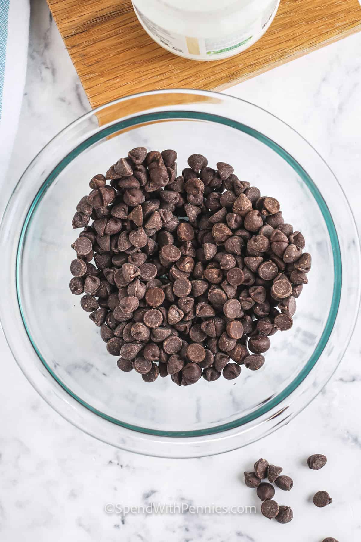 chokladchips i en skål för att göra Magic Shell