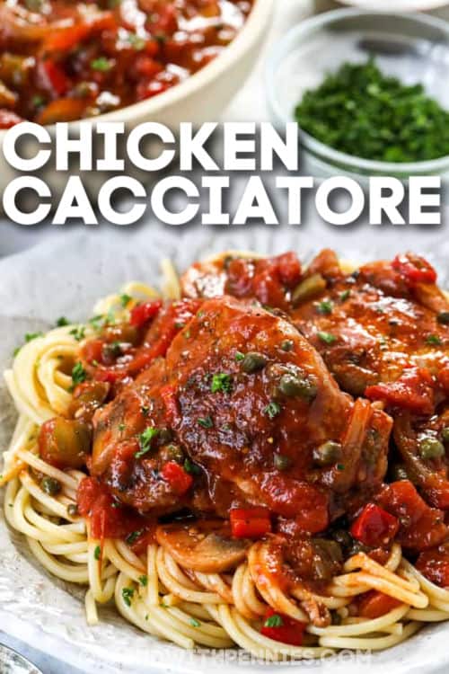 närbild av pläterad Chicken Cacciatore med skrift