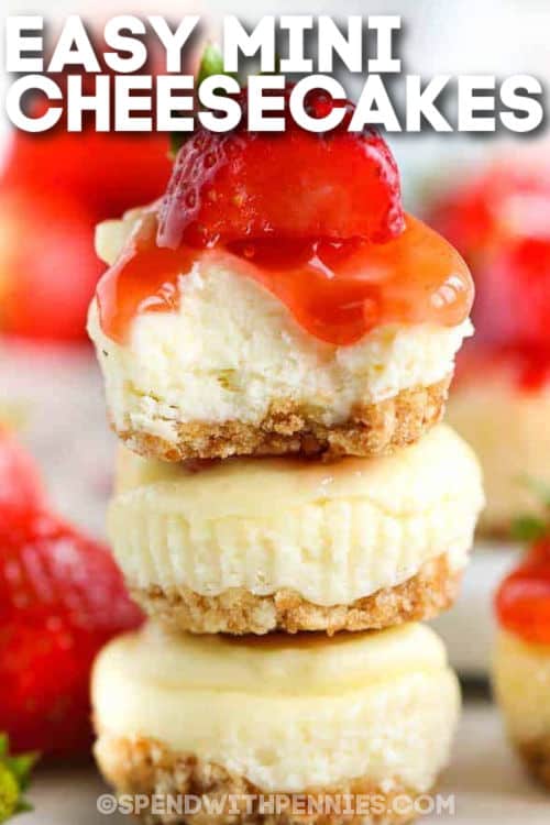 Det finns så mycket att älska med detta mini cheesecake-recept. Det kommer att vara svårt att motstå att bara äta en av dessa mini cheesecakes. Tillverkad med en smulad vaniljrånskorpa och en fyllning gjord med lite färskost, strösocker, ägg och citronsaft går denna efterrätt ihop så enkelt. Toppa den med körsbärspajfyllning, chokladsås eller lite pumpapuré för den sista touchen. #minicheesecakes #minicheesecake #minicheesecakerecept #spendwithpennies Mini Cheesecakes med jordgubbar på toppen med skrift