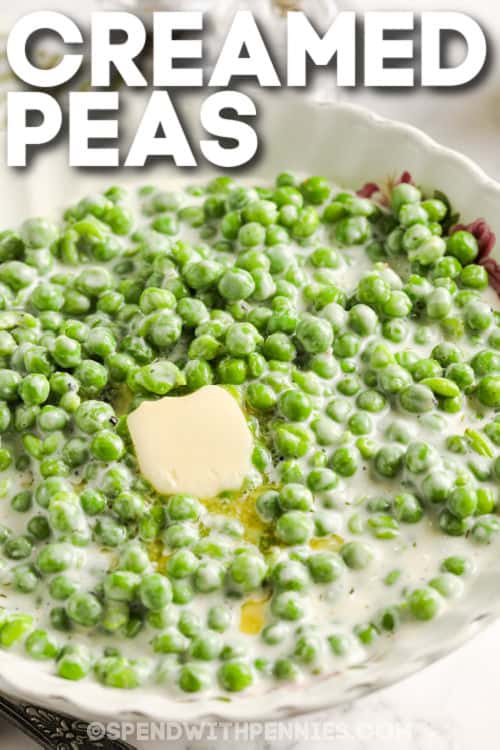 Gammaldags krämade ärtor är en semesterfavorit som kan kläs upp med potatis, lök eller morötter! Blanda dem med bacon, majs eller till och med blomkål för en grönsaksrätt som passar till allt. #spendwithpennies #creamed peas #sidedish #recept skål med grädde ärter med en titel