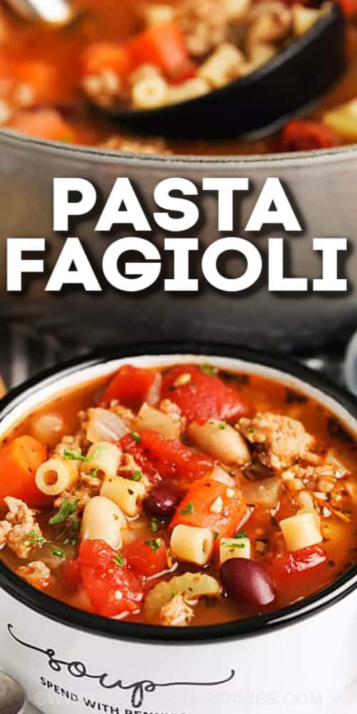 närbild av Pasta Fagioli i en skål med en titel