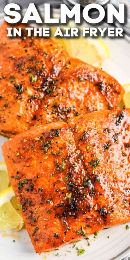Luftfritteuse Lachsfilet kocht zart und schuppig mit einer Glasur, die so voller Geschmack ist. Dieser Lachs zergeht einfach auf der Zunge! Die Zubereitung von Lachs in der Luftfritteuse ist die perfekte Art, ihn zuzubereiten, es ist einfach und ausfallsicher. Dieses einfache Rezept wird mit Sicherheit zu einem Hauptgericht! #airfryersalmon #airfryerslachsfiletrezepte #besteasysalmonrecipe #spendwithpennies plattierter Air Fryer Lachs mit Zitronenscheiben und Schriftzug