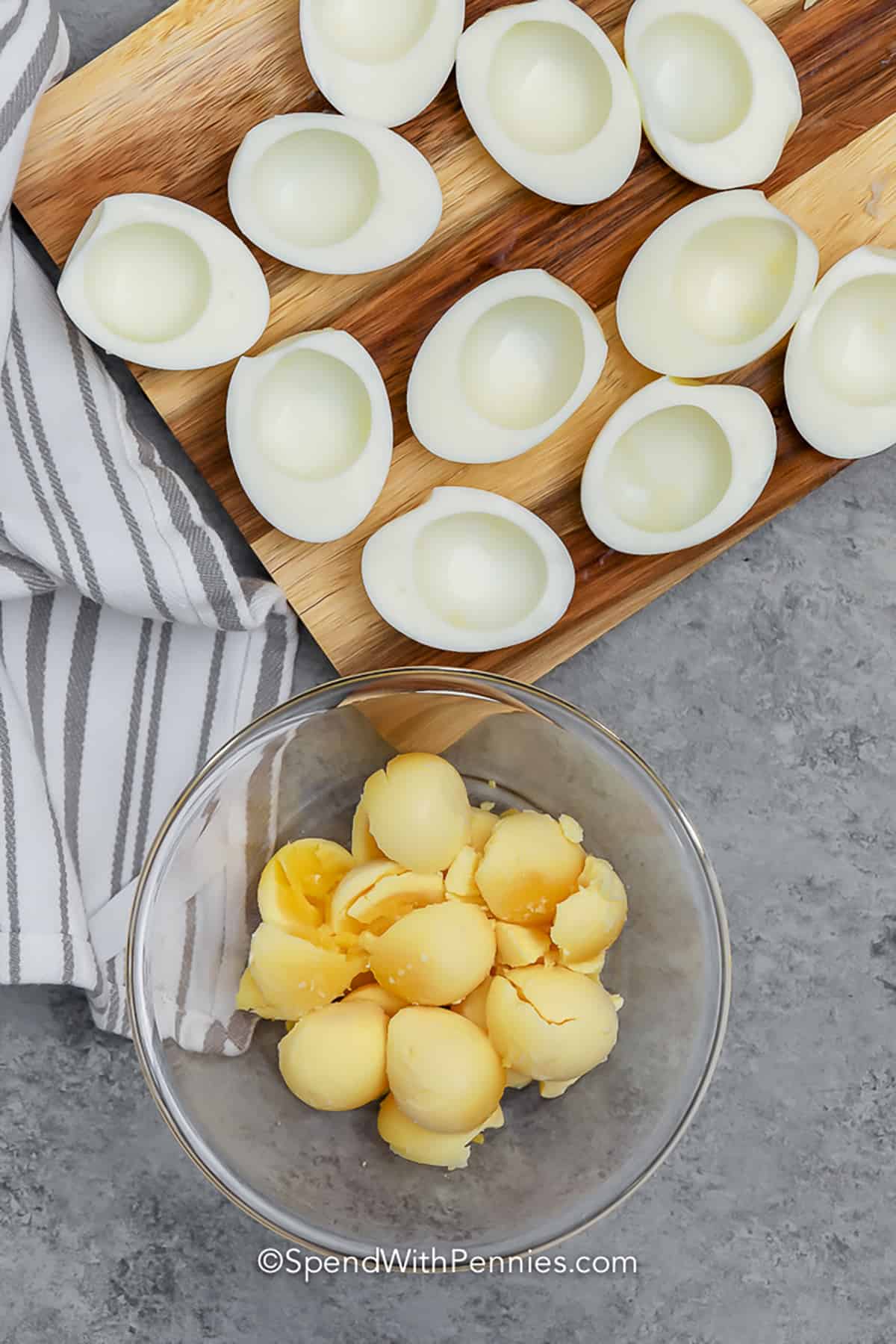 separerade ägg för att göra Deviled Eggs Recept