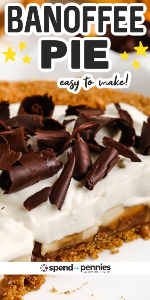 Indulge your sweet cravings with the irresistible delight of banoffee pie. Start with a graham cracker crust, layer it with sweet caramel and ripe bananas, and finish with a velvety blanket of whipped cream. For an unforgettable touch, top it off with delicate chocolate curls. #banoffeepie #banoffeepierecipe #banoffeedessert #spendwithpennies Banoffee Pie in a pie dish with a title