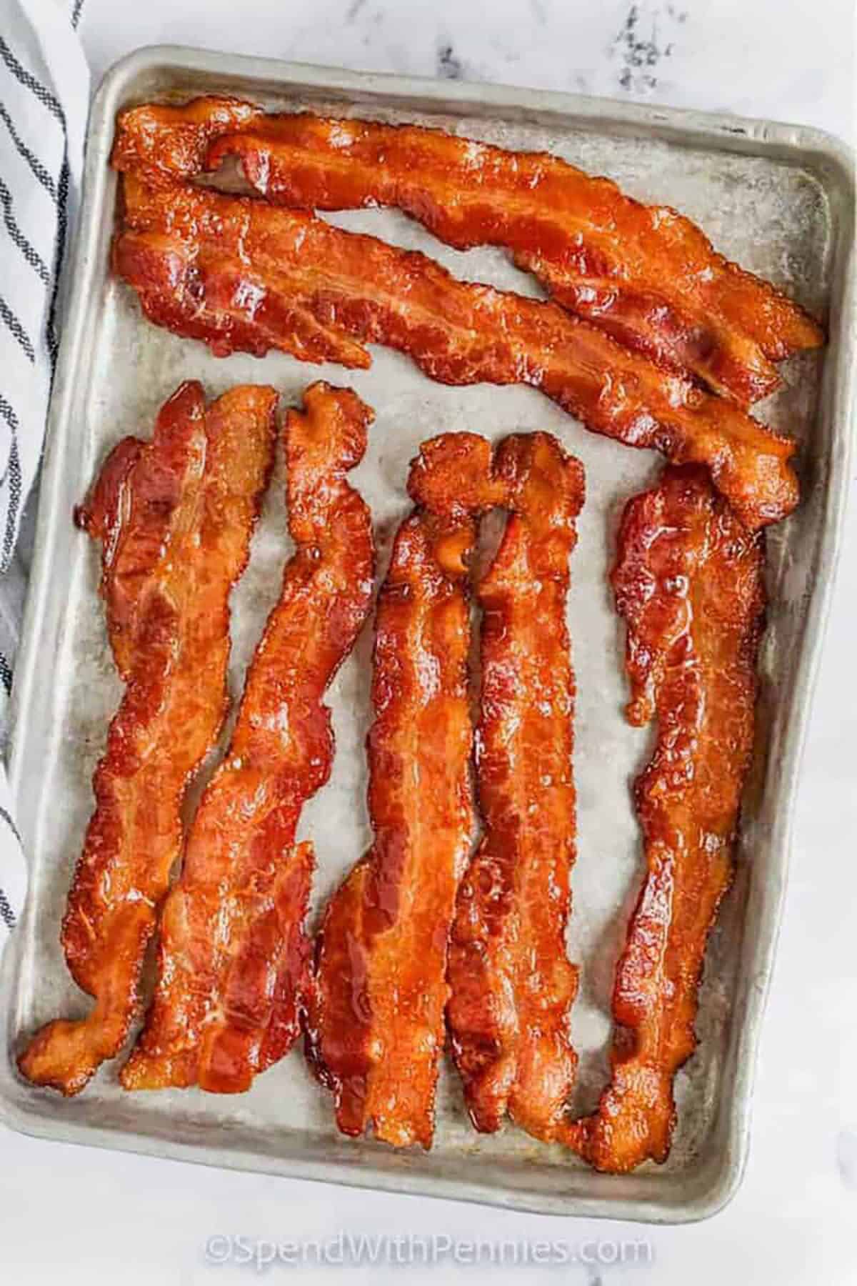 tocino crujiente en la sartén para mostrar cómo cocinar tocino en el horno