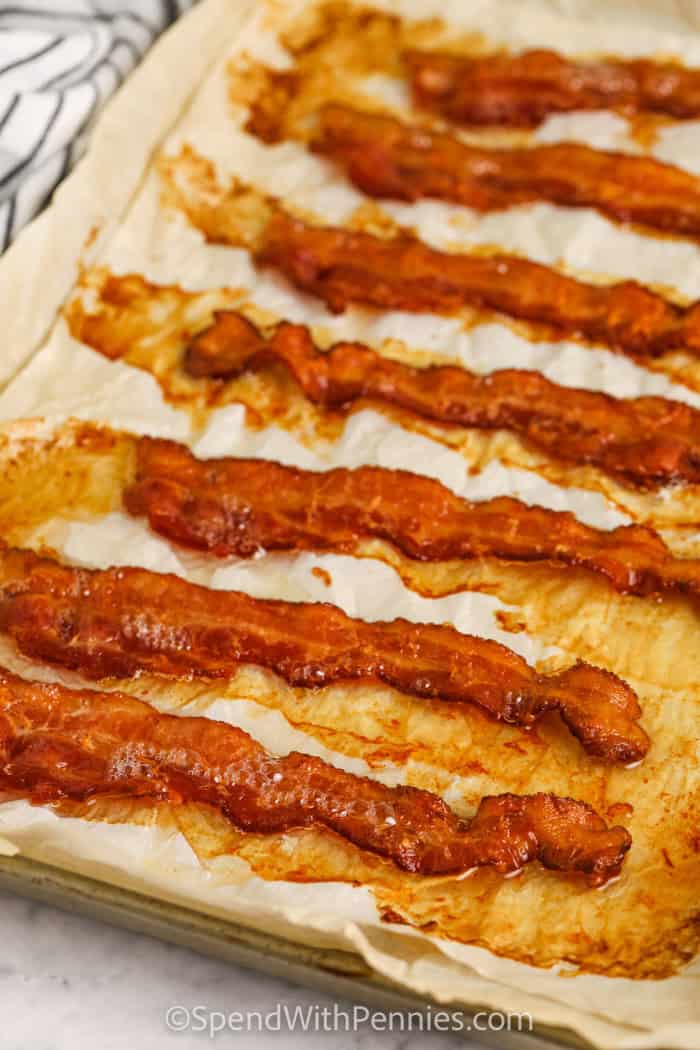 tocino cocido una sartén con papel pergamino