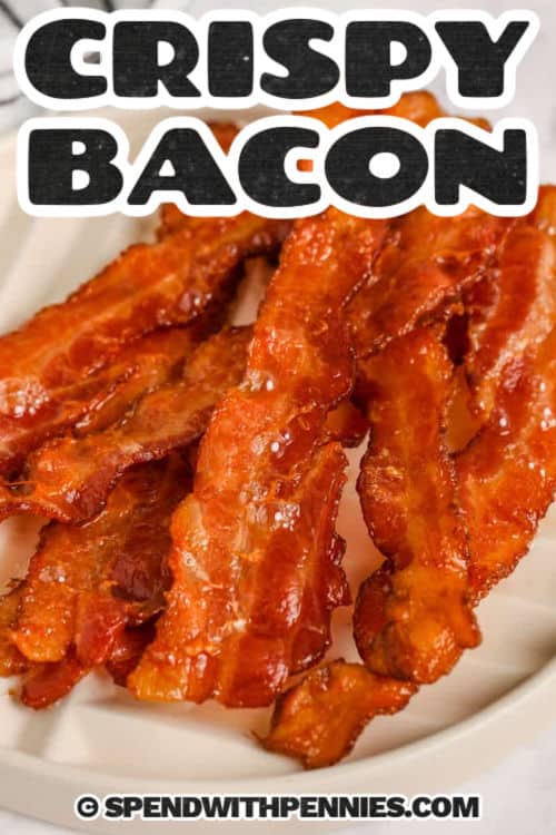 Cerca de tocino para mostrar cómo cocinar tocino en el horno con un título
