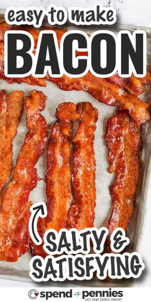 Bacon salado cocinado en una sartén con escritura para mostrar cómo cocinar tocino en el horno