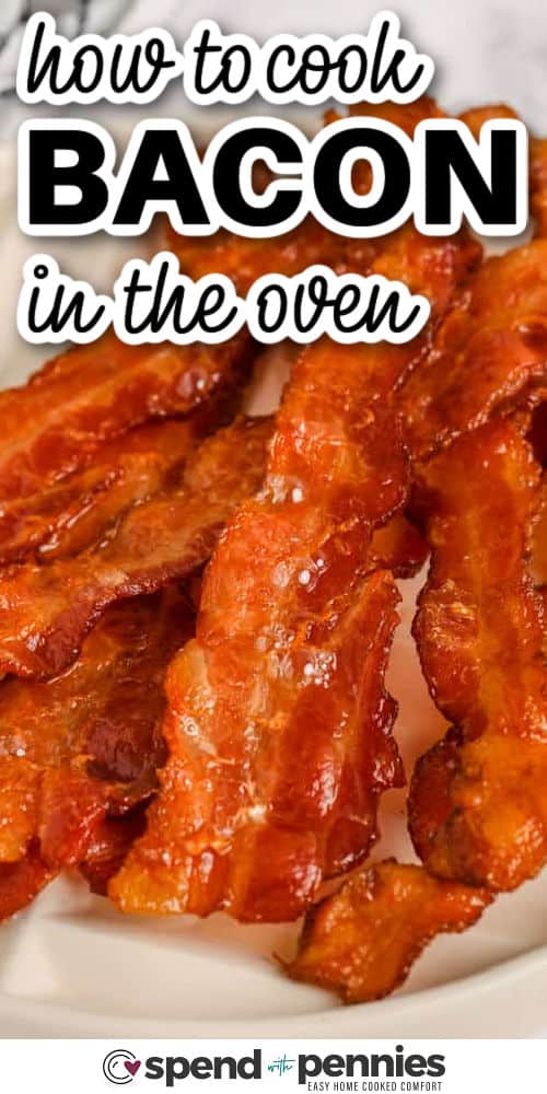 Primer plano de tocino crujiente en un plato con escritura para mostrar cómo cocinar tocino en el horno