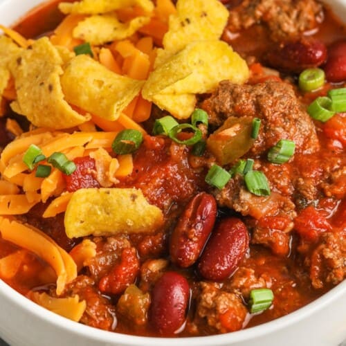 a bowl of crockpot chili with toppings