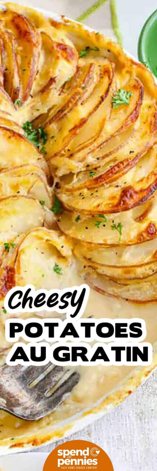 Potatoes au gratin makes a creamy, cheesy classic dish with layers of potatoes and onions baked in a rich sauce. Melted cheddar and gruyere give this recipe a smooth and savory flavor. It’s the perfect dish to cook for holidays, potlucks, or weeknight dinners. #spendwithpennies cheesy Potatoes Au Gratin in a dish with a fork and a title