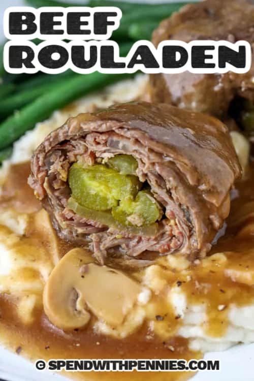 Jautienos ritinėlis – ploni jautienos griežinėliai, apvolioti su garstyčiomis, rūkyta šonine, svogūnais ir marinuotais krapų agurkais, o po to apkepami ir lėtai troškinami, kol suminkštės pikantiškame sultinyje, kuris tampa sodriu, aksominiu padažu. Ilgas kepimo laikas leidžia kiekvienam skonio sluoksniui gražiai susilieti, todėl ši jauki vokiška klasika puikiai tiks su bulvių koše ar makaronais, kad patiekalas būtų labai sotus. #išleisti su centais pikantiškas jautienos ruladenas ant bulvių košės su pavadinimu