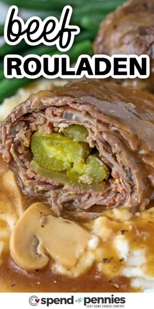 Jautienos ruladenas pradedamas nuo plonų jautienos griežinėlių, apvoliotų aplink garstyčias, rūkytą šoninę, svogūnus ir aštrų marinuotą krapą, tada apkepkite ir lėtai troškinkite sultinyje, kol ištirps burnoje. Kepimo skystis tampa sodriu padažu, kuris puikiai dera su bulvėmis ar makaronais. Nepaisant daugiasluoksnio skonio, šis receptas yra stebėtinai lengvas ir puikiai tinka jaukioms vakarienėms ar ypatingiems susibūrimams. #išleisti su centais Jautiena Rouladen perpjauta per pusę su pavadinimu