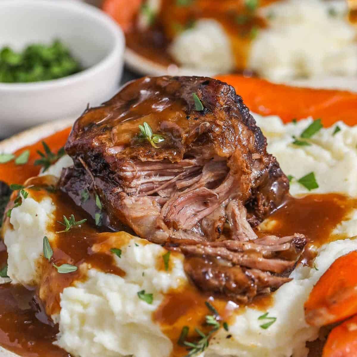 slow cooker short ribs on mashed potatoes