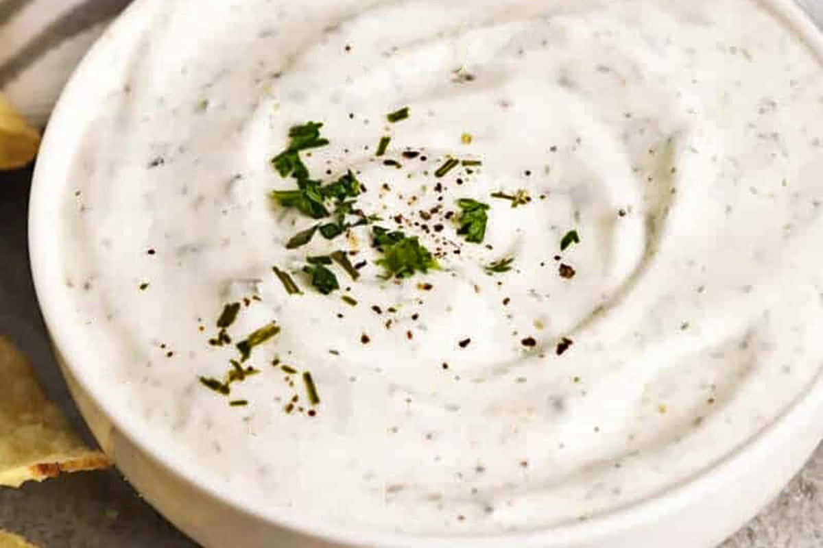 This Creamy Dip Makes Veggies Disappear